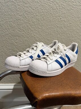 adidas Mens White Sneakers with Blue Stripes